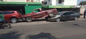 Mujer embarazada se estrella contra dos vehículos