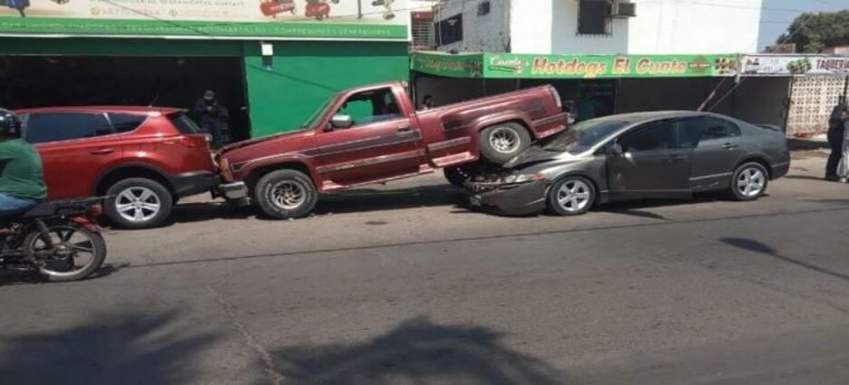 Mujer embarazada se estrella contra dos vehículos