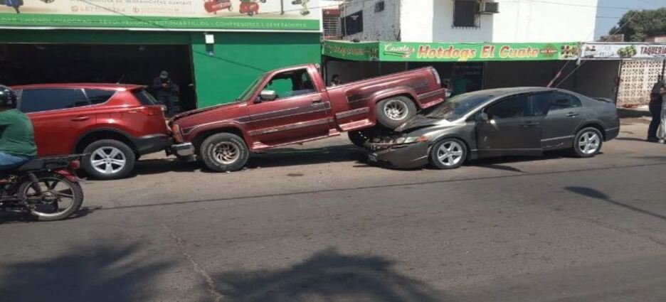 Mujer embarazada se estrella contra dos vehículos