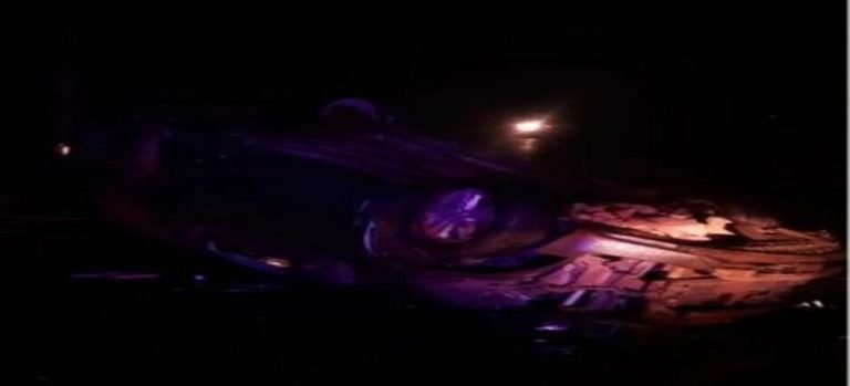 Camioneta termina volcada frente al motel en Guasavito