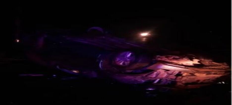 Camioneta termina volcada frente al motel en Guasavito