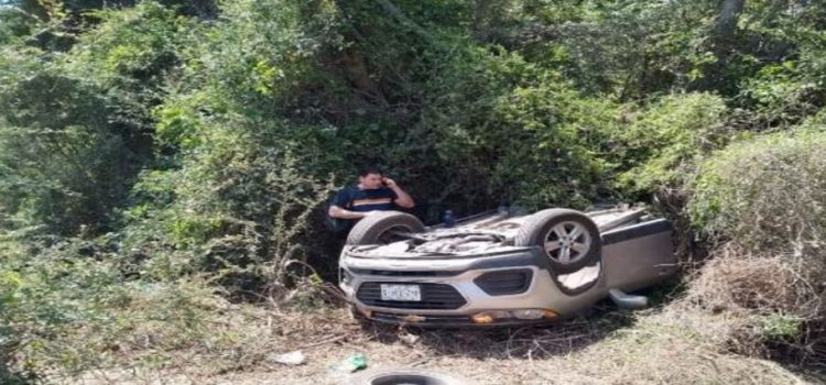 Un hombre logra salvarse luego de haber volcado su automóvil
