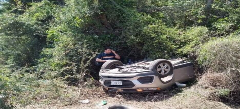 Un hombre logra salvarse luego de haber volcado su automóvil