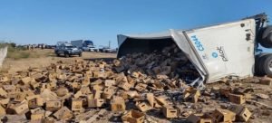 Camión termina volcado en la carretera México 15