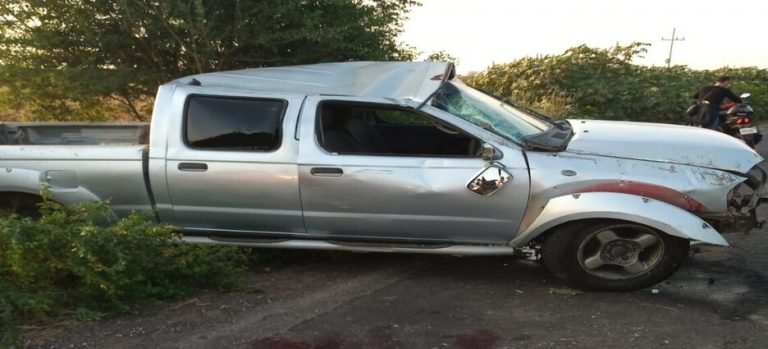 Un hombre y su hijo terminan volcados por accidente