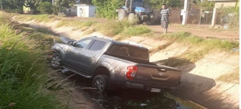 Se accidenta y termina en canal de agua de riego