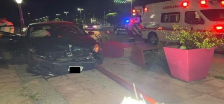 Accidente vial en los bulevares Juan S. Millán y Benito Juárez