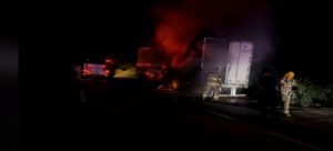 Trailer terminó incendiado en Guasave
