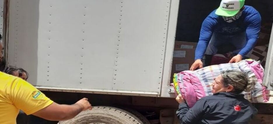 Entregan apoyos a familias afectadas por inundaciones