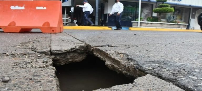 Se abre un socavón por las intensas lluvias en la ciudad