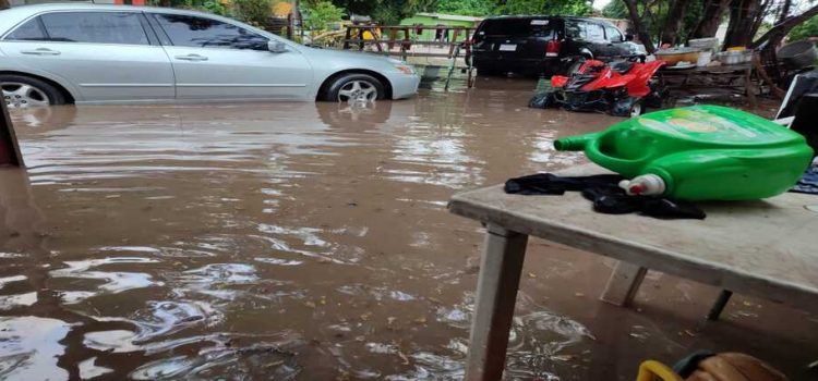 Familias no quieren evacuar pese a desbordamiento del dren La Trinidad
