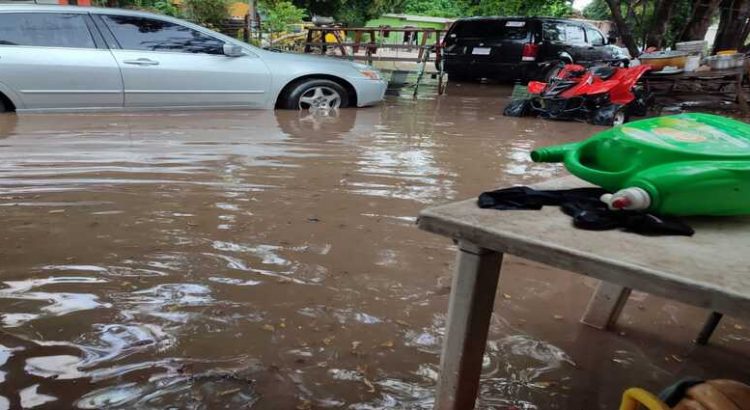 Familias no quieren evacuar pese a desbordamiento del dren La Trinidad