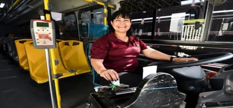 Se integran 25 mujeres como choferes del transporte público