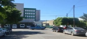 Le roban su camioneta afuera del IMSS