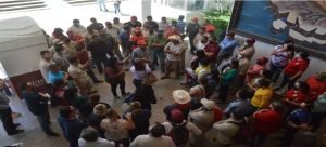 Se manifiestan en el Ayuntamiento de Guasave sindicalizados del Stashag