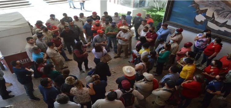 Se manifiestan en el Ayuntamiento de Guasave sindicalizados del Stashag