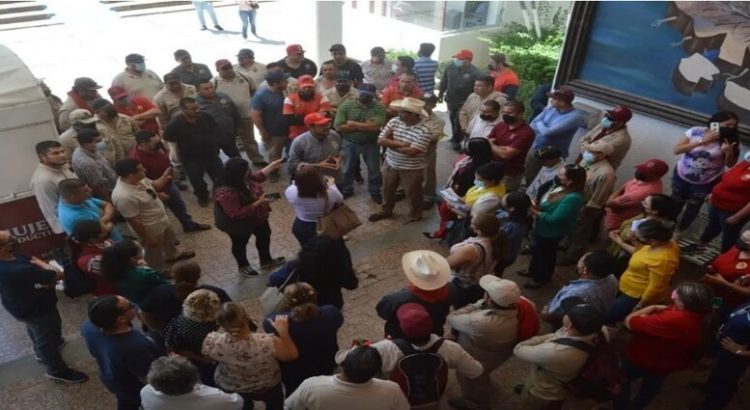 Se manifiestan en el Ayuntamiento de Guasave sindicalizados del Stashag