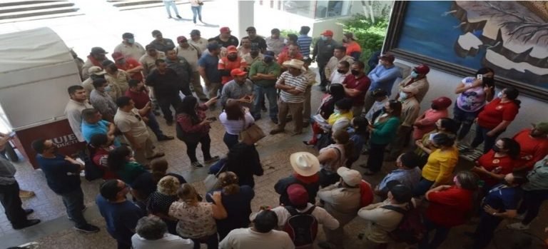Se manifiestan en el Ayuntamiento de Guasave sindicalizados del Stashag