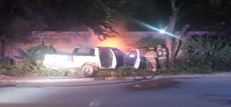 Camioneta termina incendiada luego de un accidente