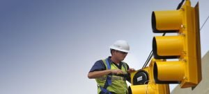 Dan mantenimiento a semáforos por prevención