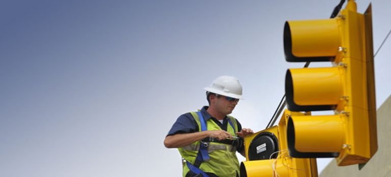 Dan mantenimiento a semáforos por prevención