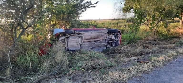 Volcadura en la carretera a Las Glorias