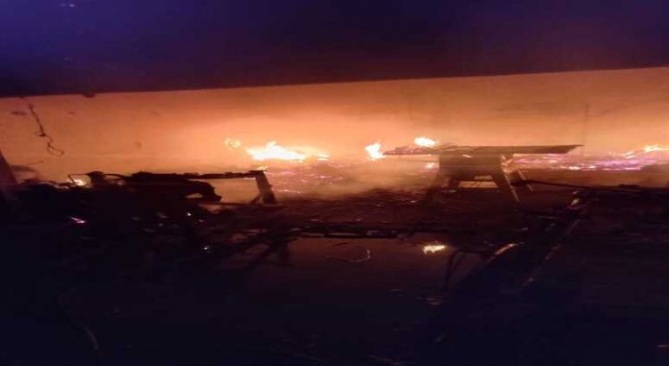 Carpintería de la comisaría de Gabriel Leyva Solano termina en llamas