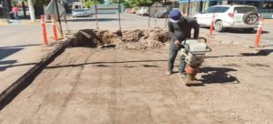 Realizan trabajos de reparación en el socavón de la calle Cuauhtémoc