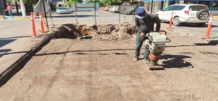 Realizan trabajos de reparación en el socavón de la calle Cuauhtémoc