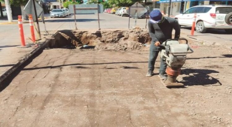 Realizan trabajos de reparación en el socavón de la calle Cuauhtémoc