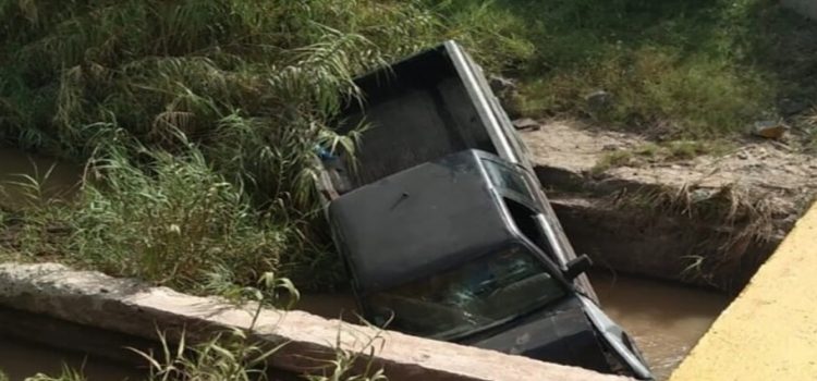 Encuentran camioneta abandonada al interior de un dren