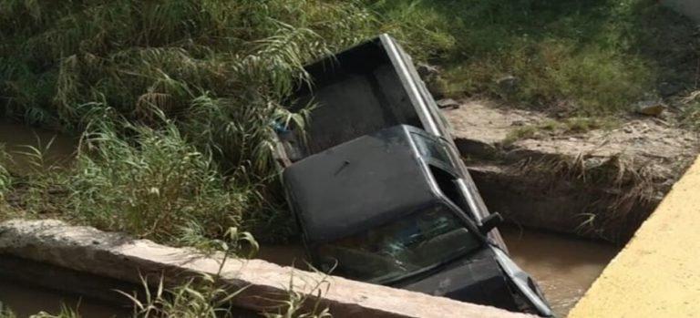Encuentran camioneta abandonada al interior de un dren