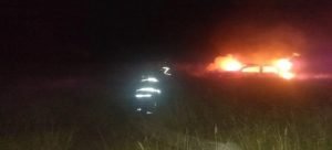 Camioneta choca y termina en llamas