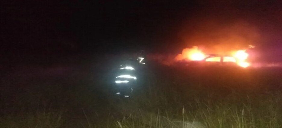 Camioneta choca y termina en llamas