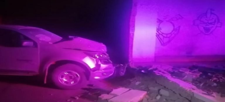 Conductor se impacta contra una barda