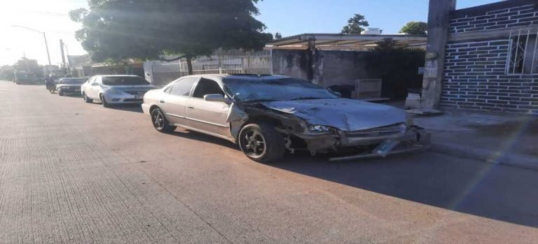 Conductor se estrella contra una vivienda