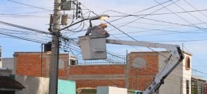 Acuden a resolver problemas de alumbrado público en Guasave