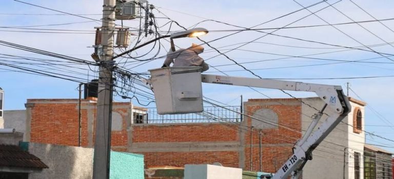 Acuden a resolver problemas de alumbrado público en Guasave