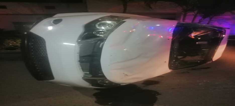 Camioneta termina volcada luego de un accidente