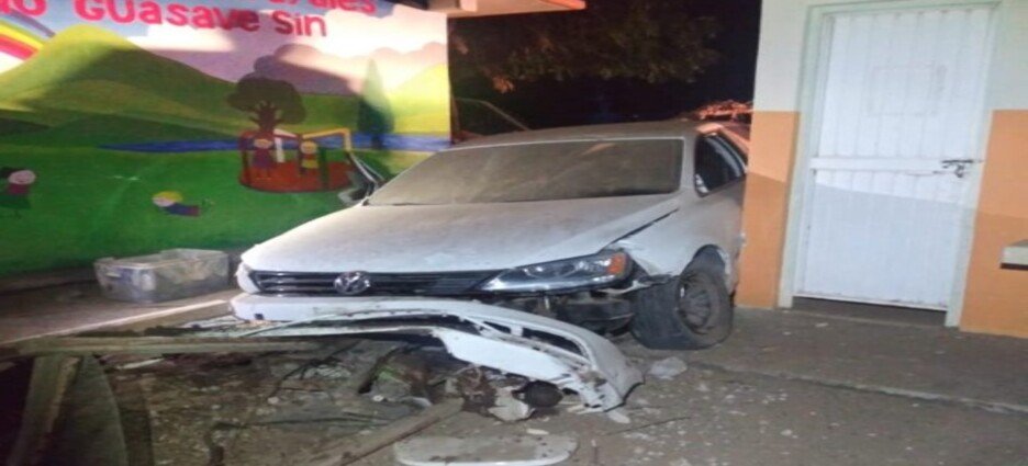 Automóvil terminó al interior de un Kínder
