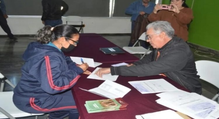 Entregan apoyos económicos a mujeres con huertos de traspatio