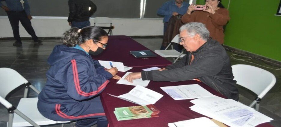 Entregan apoyos económicos a mujeres con huertos de traspatio