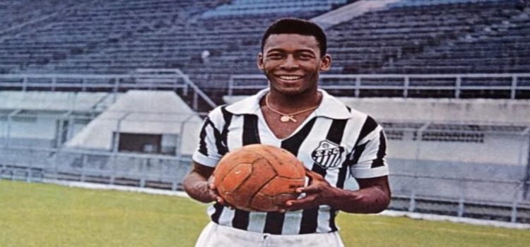 Inmortalizan a Pelé en nuevo escudo del Santos de Brasil