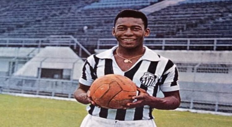 Inmortalizan a Pelé en nuevo escudo del Santos de Brasil