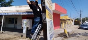 Ecología esta quitando publicidad mal ubicada