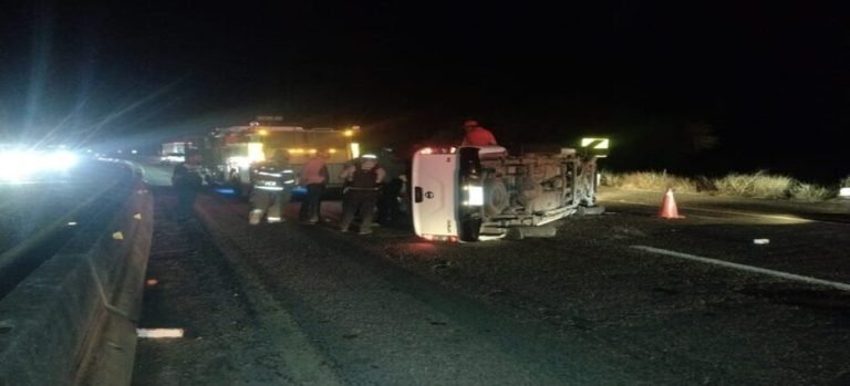 Volcadura en la autopista Benito Juárez deja a una mujer lesionada