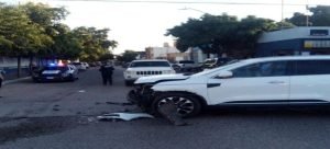 Por pasarse el alto ocasiona un accidente en el Centro de Guasave