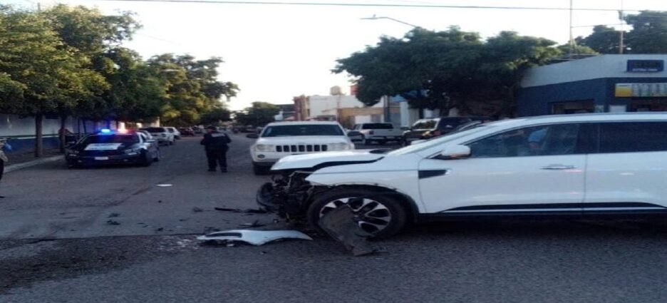 Por pasarse el alto ocasiona un accidente en el Centro de Guasave