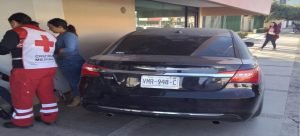 Por pasarse el alto provoca un accidente vial