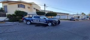 Accidente entre una patrulla y una camioneta